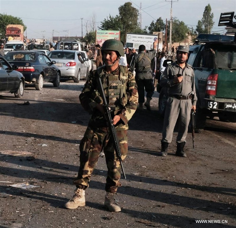 Hien truong vu danh bom lieu chet o Afghanistan, 50 nguoi thuong vong-Hinh-7